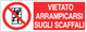 Cartello vietato arrampicarsi sugli scaffali 174